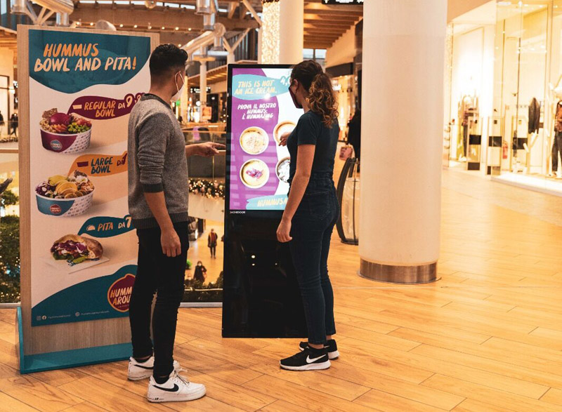 意大利某商場43寸立式液晶廣告機(jī)+55寸65寸壁掛廣告機(jī)